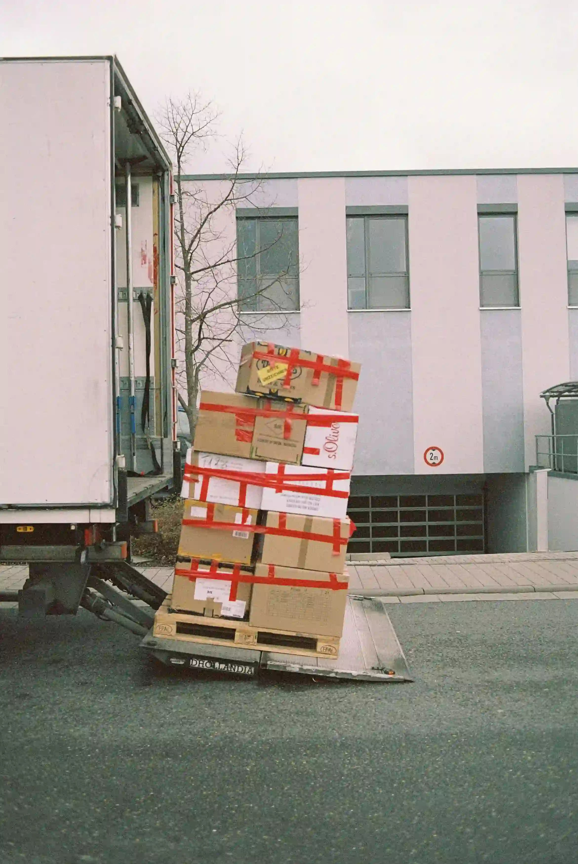 Déménageurs transportant des meubles avec soin à Verdun